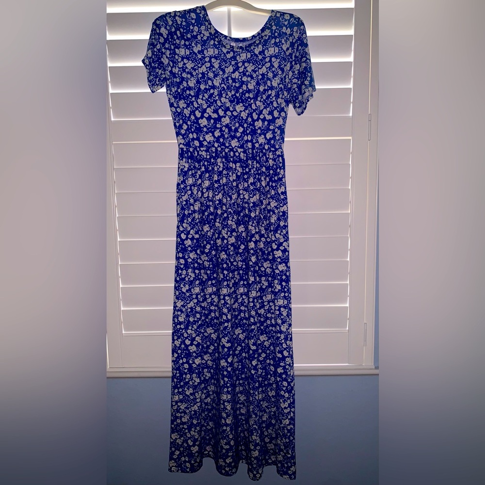 Pretty blue and white floral maxi dress. Size Medium.